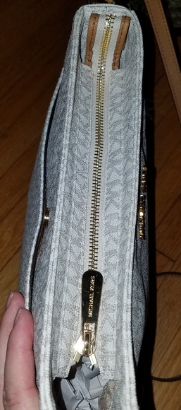 Mk Jet Set Large Messager Bag Vanilla - Picture 9 of 13